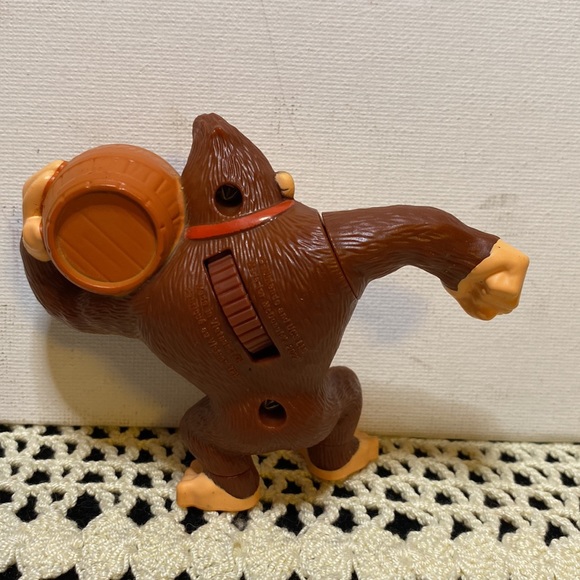 Donkey Kong toy with mobile arm and tie with DK - Picture 3 of 7